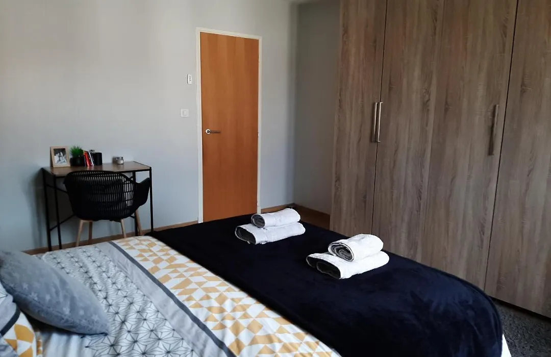 Chambre double dans maison chaleureuse et familiale-1