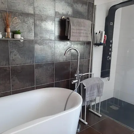 Chambre double dans maison chaleureuse et familiale-3